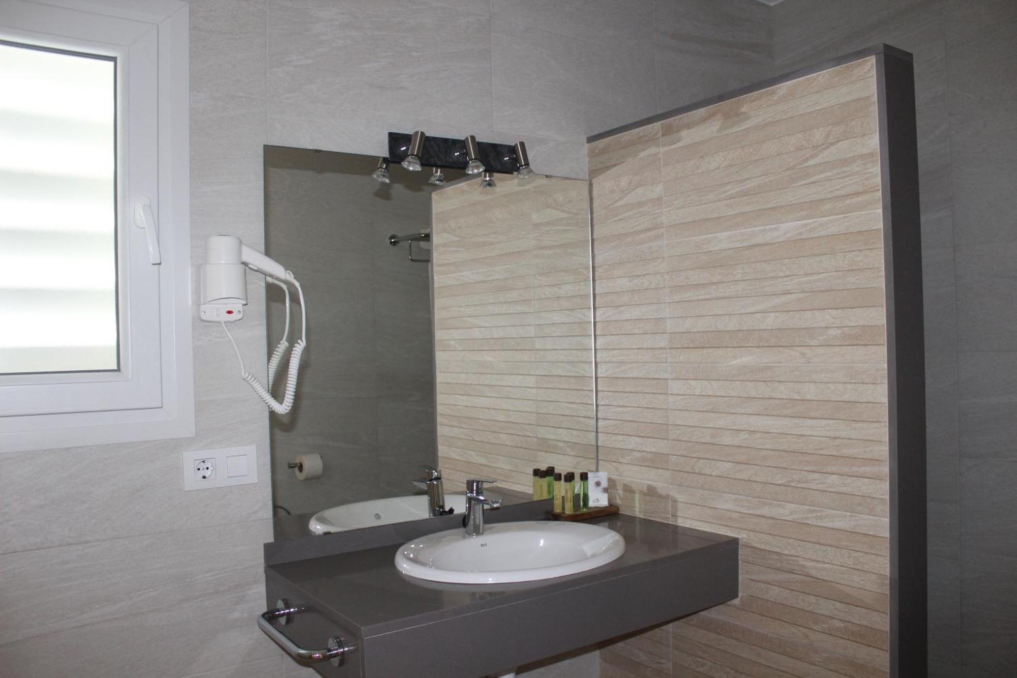 Apartamentos Rayma I-Ii-Iii Cala Blanca  Extérieur photo